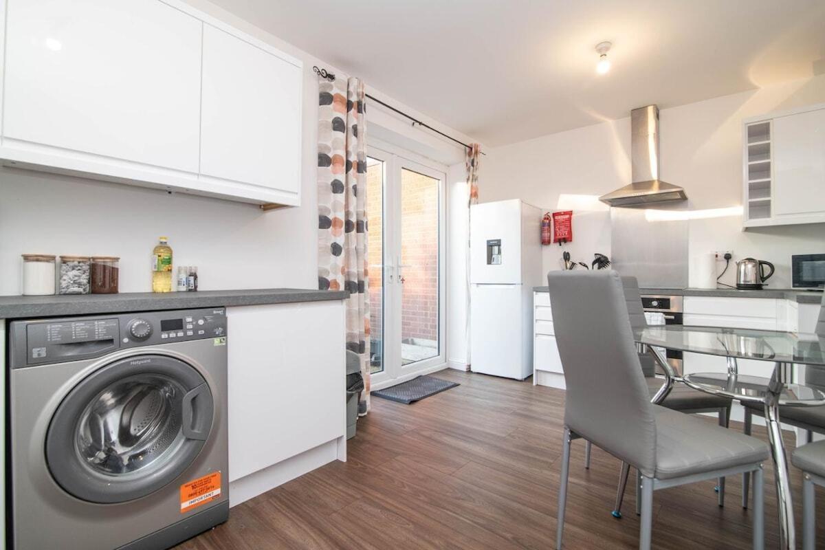 Spacious Two Bed House With Parking And Garden Ντάντλεϊ Εξωτερικό φωτογραφία