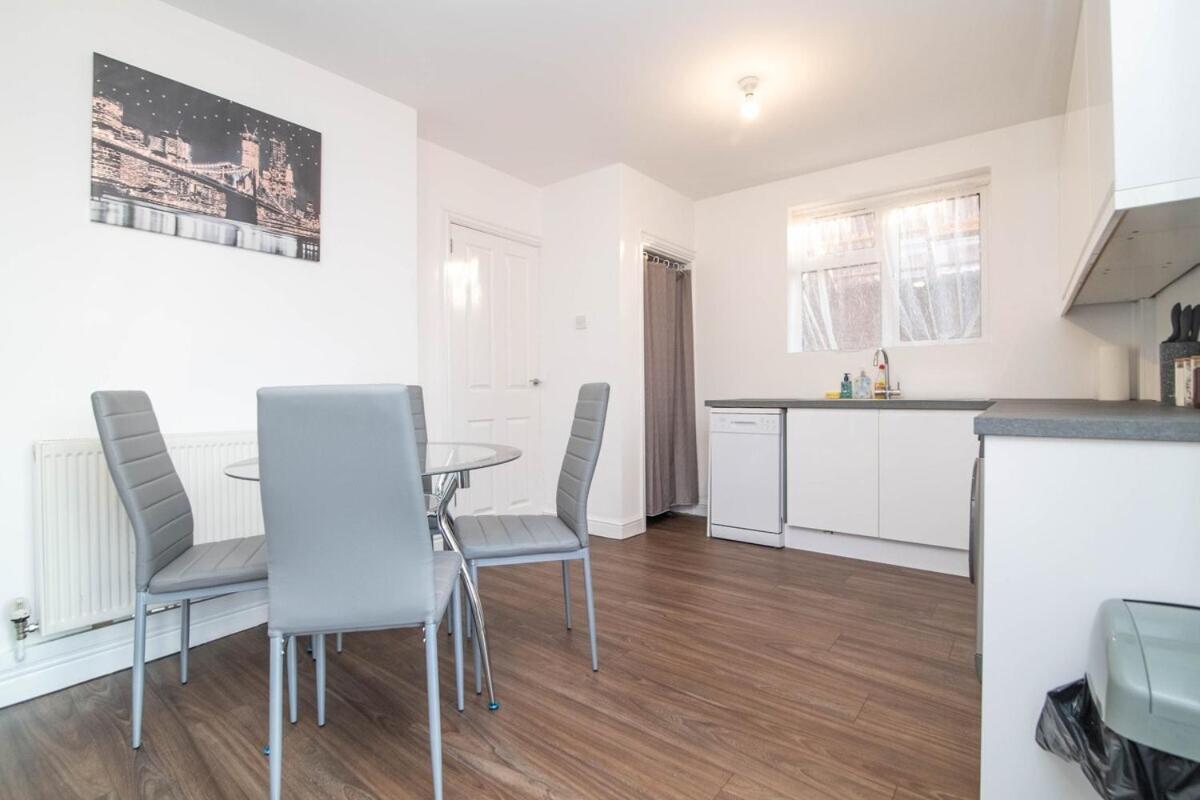 Spacious Two Bed House With Parking And Garden Ντάντλεϊ Εξωτερικό φωτογραφία