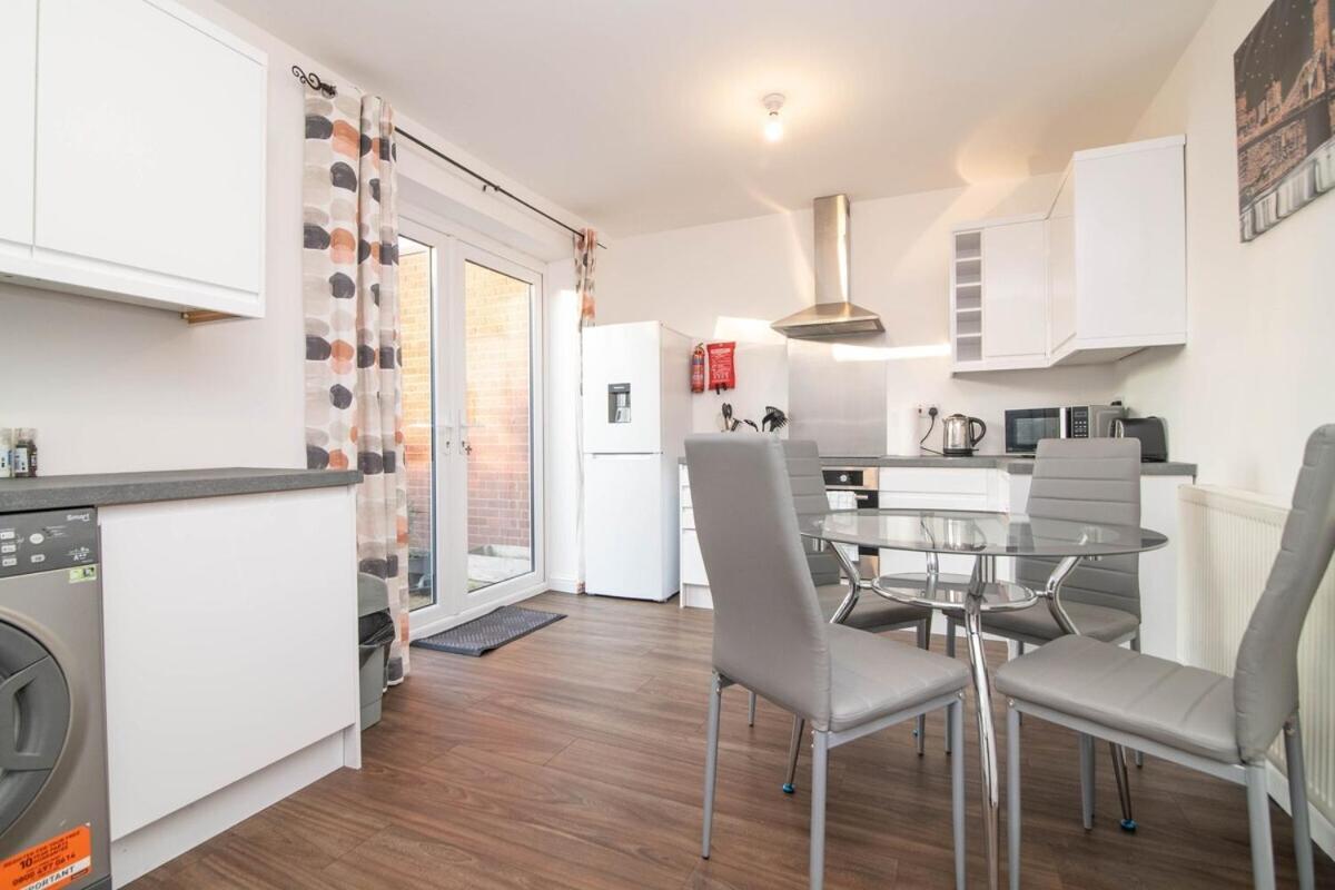 Spacious Two Bed House With Parking And Garden Ντάντλεϊ Εξωτερικό φωτογραφία